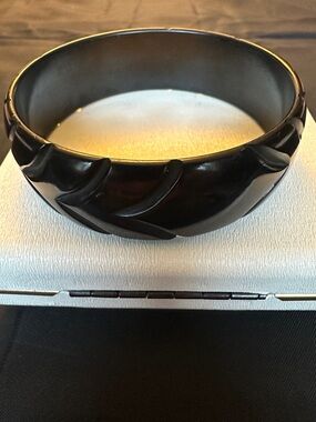 Vintage 1940s Carved Black Bakelite Bangle Bracelet - Art Deco